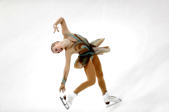 에스토니아의 니나 페트로키나가 31일(현지시간) 에스토니아 탈린에서 열린 ISU 피겨스케이팅 유럽 선수권 대회에서 여자 프리 스케이팅에 출전해 멋진 연기를 펼치고 있다. EPA 연합뉴스