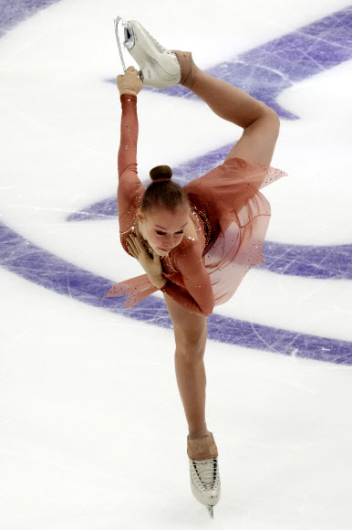 이스라엘의 마리자 세니우크가 31일(현지시간) 에스토니아 탈린에서 열린 ISU 피겨스케이팅 유럽 선수권 대회에서 여자 프리 스케이팅에 출전해 멋진 연기를 펼치고 있다. AP 연합뉴스