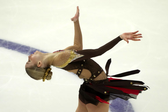 스위스의 키미 레폰드가 31일(현지시간) 에스토니아 탈린에서 열린 ISU 피겨스케이팅 유럽 선수권 대회에서 여자 프리 스케이팅에 출전해 멋진 연기를 펼치고 있다. AP 연합뉴스