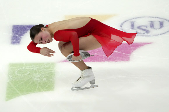 벨기에의 니나 핀자로네가 31일(현지시간) 에스토니아 탈린에서 열린 ISU 피겨스케이팅 유럽 선수권 대회에서 여자 프리 스케이팅에 출전해 멋진 연기를 펼치고 있다. AP 연합뉴스