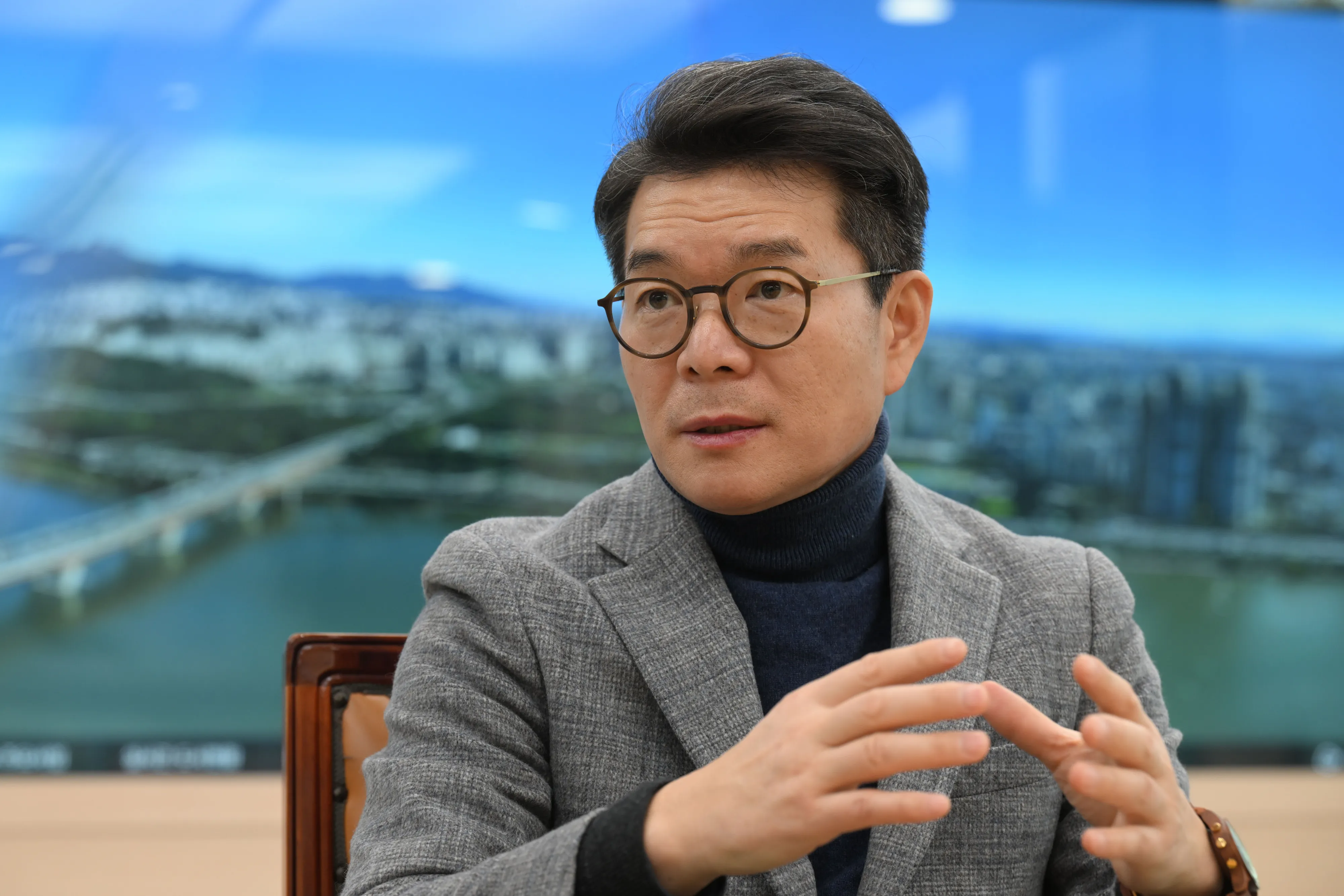 정원오 서울 성동구청장이 지난달 20일 집무실에서 가진 서울신문과의 인터뷰에서 ‘행복한 성동, 포용도시 성동’을 만들기 위한 정책과 노력에 대해 설명하고 있다.
안주영 전문기자