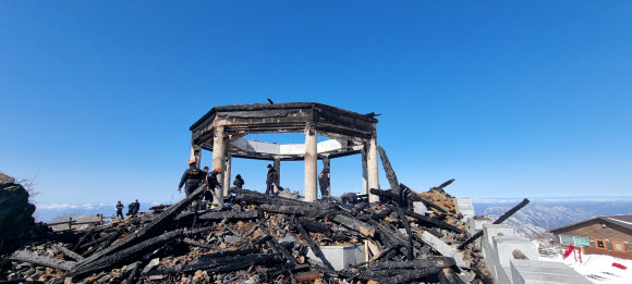 2일 오전 원인을 알 수 없는 화재로 불 탄 전북 무주군 덕유산 설천봉의 상제루에서 경찰과 소방 당국이 발화 원인 등을 찾고 있다. 2025.2.2  전북특별자치도 소방본부 제공