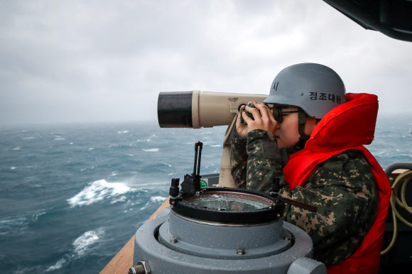 지난 1일 제주 해상을 항진 중인 해군기동함대사령부 최신예 이지스구축함 정조대왕함(DDG-II·8200톤급)에서 실시된 전투배치 훈련에서 승조원이 전방을 견시하고 있다. 2025.2.2  사진공동취재단
