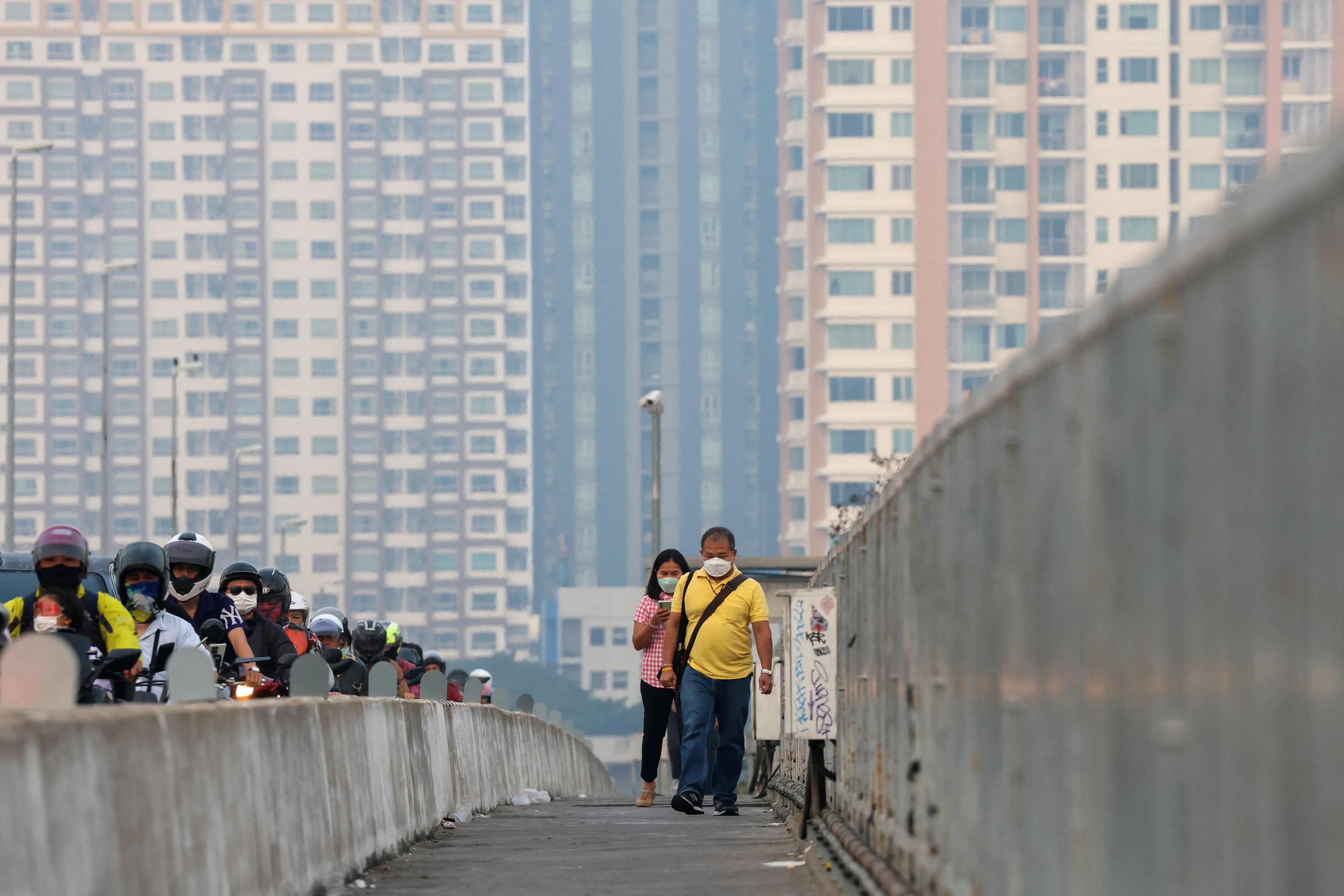 태국 방콕에서 대기 오염 속 마스크를 쓴 사람들이 다리 위를 걷고 있다. 2025.2.3 로이터 연합뉴스