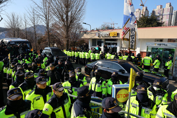 국민의힘 권영세 비대위원장과 권성동 원내대표 등 지도부가 탄 차량이 3일 윤석열 대통령을 면회하기 위해 경기도 의왕시 서울구치소로 향하고 있다. 2025.2.3 연합뉴스