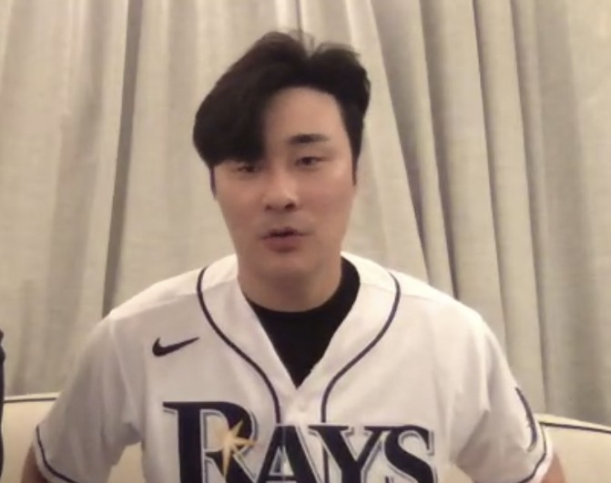 화상 인터뷰하는 김하성탬파베이 레이스 김하성이 4일(한국시간) 구단과 계약한 사실을 공식 발표한 뒤 화상 기자회견으로 소감을 밝히고 있다. 줌 인터뷰 캡처