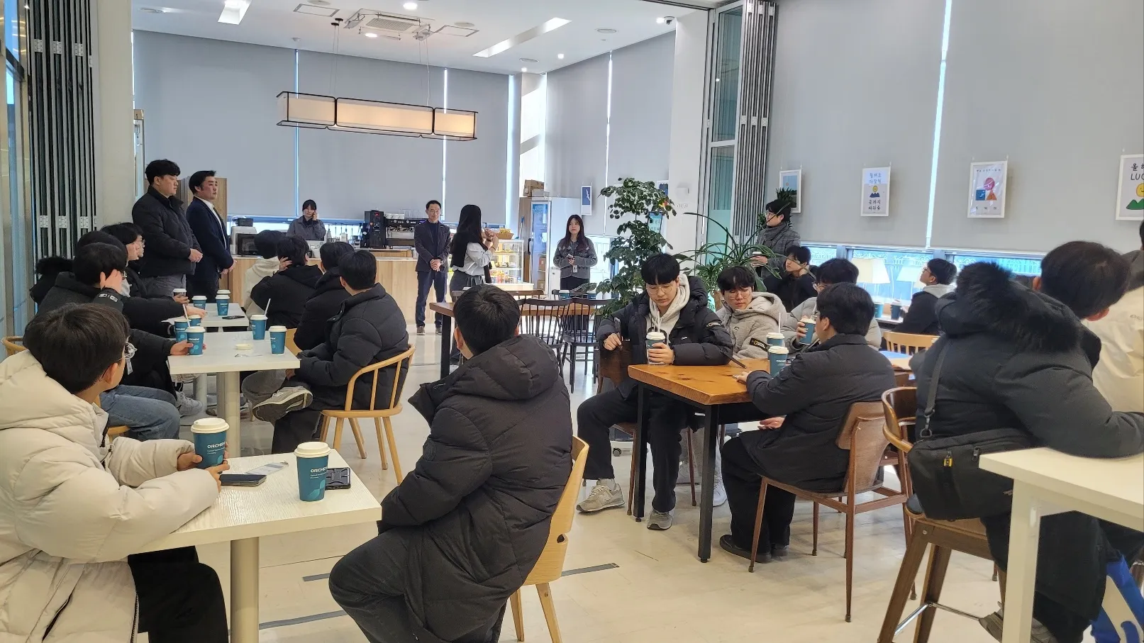 순천금당고 학생들과 동문들이 환담을 나누고 있다.