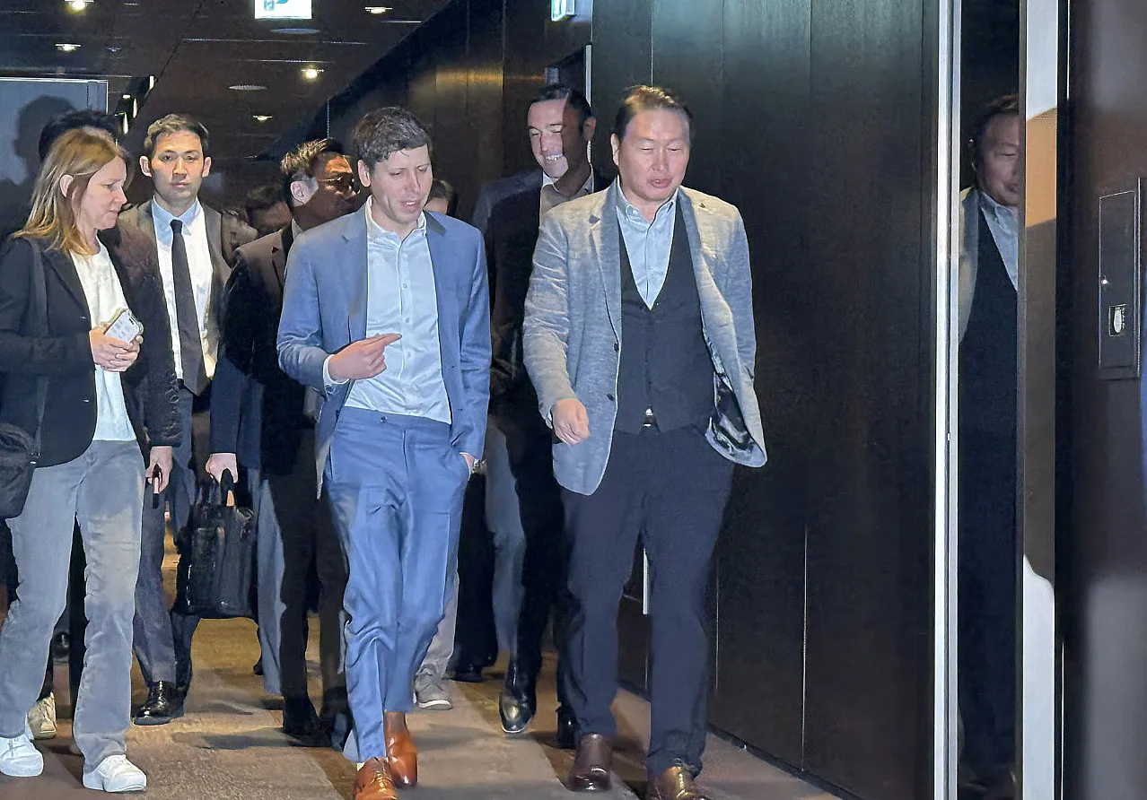 SK 만난 올트먼  최태원(앞줄 오른쪽) SK그룹 회장과 샘 올트먼(앞줄 가운데) 오픈AI 최고경영자(CEO)가 4일 오전 서울 중구 더플라자호텔에서 면담을 마친 후 함께 이동하고 있다.
뉴스1