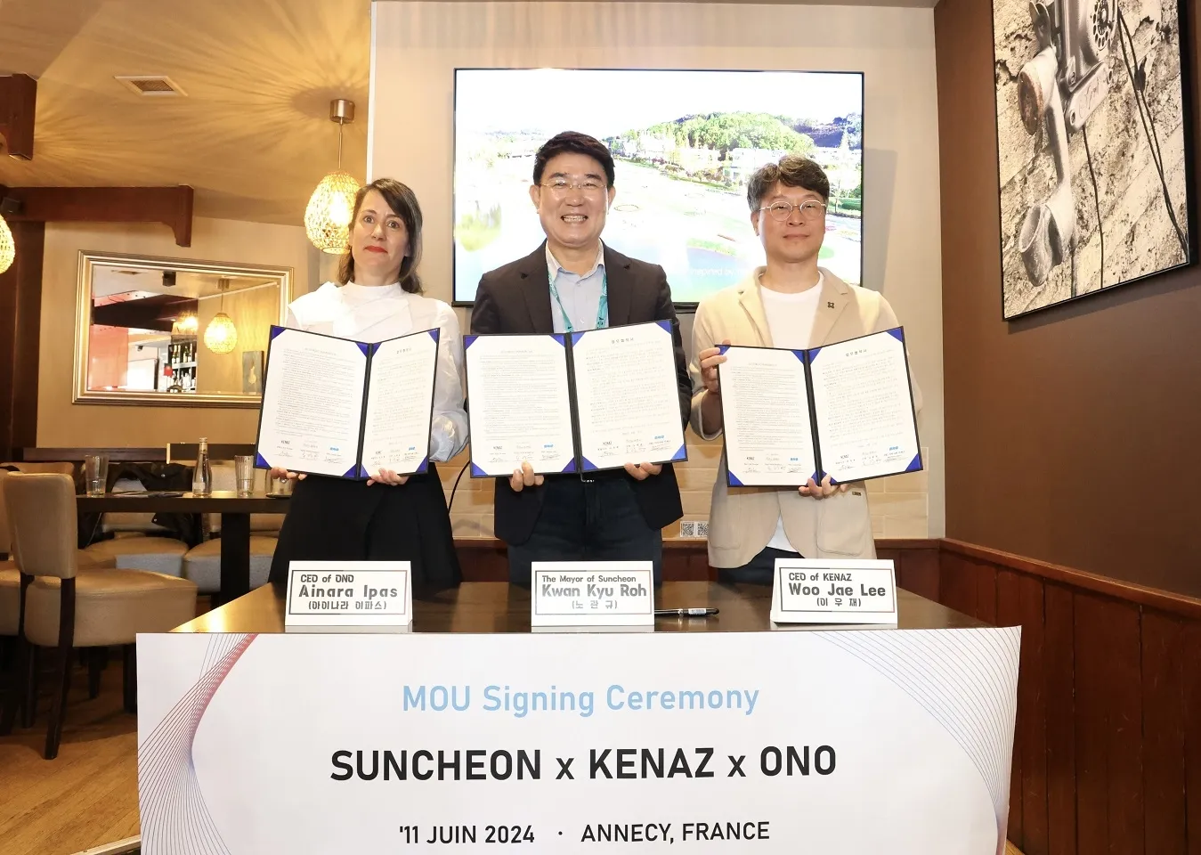 노관규 순천시장이 지난 6월 프랑스 안시에서 세계적 웹툰기업 케나즈, 프랑스 콘텐츠기업 오노와 업무협약을 체결했다. 왼쪽부터 아이나라 이파스 오노 대표, 노 시장, 이우재 케나즈 대표.
순천시 제공