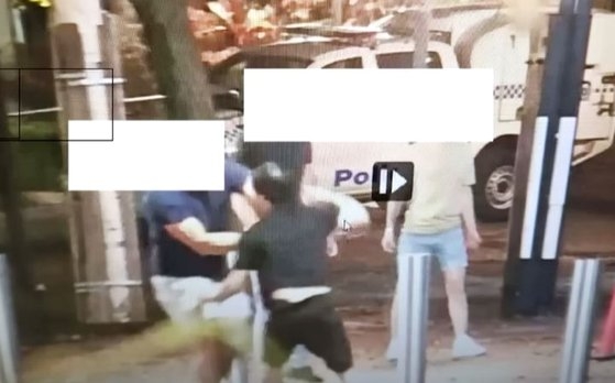 호주 시드니에서 워킹 홀리데이 중인 20대 한국인 남성이 백인 남성 3명으로부터 조롱과 집단 폭행을 당한 사건이 발생했다. 사건 당시 CCTV 영상. 사진 JTBC 캡처