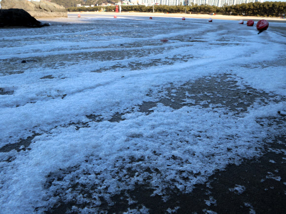 전국에 한파가 몰아친 6일 부산지역 최저기온이 영하 5.9도를 기록한 가운데 사하구 다대포해수욕장에 밀물로 들어온 바닷물이 강추위로 얼어 붙어있다. 2025.2.6. 연합뉴스