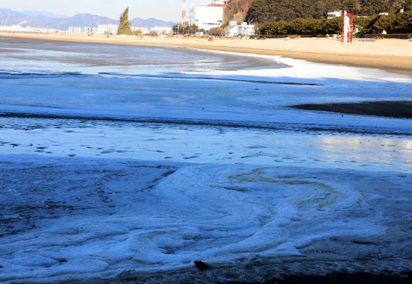 전국에 한파가 몰아친 6일 부산지역 최저기온이 영하 5.9도를 기록한 가운데 사하구 다대포해수욕장에 밀물로 들어온 바닷물이 강추위로 얼어 붙어있다. 2025.2.6. 연합뉴스