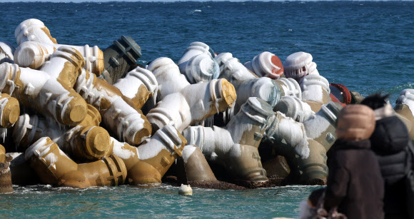 전국적인 강추위가 계속된 6일 강원 강릉시 사근진 해중공원 방파제에 얼음이 얼어 있다. 2025.2.6. 연합뉴스