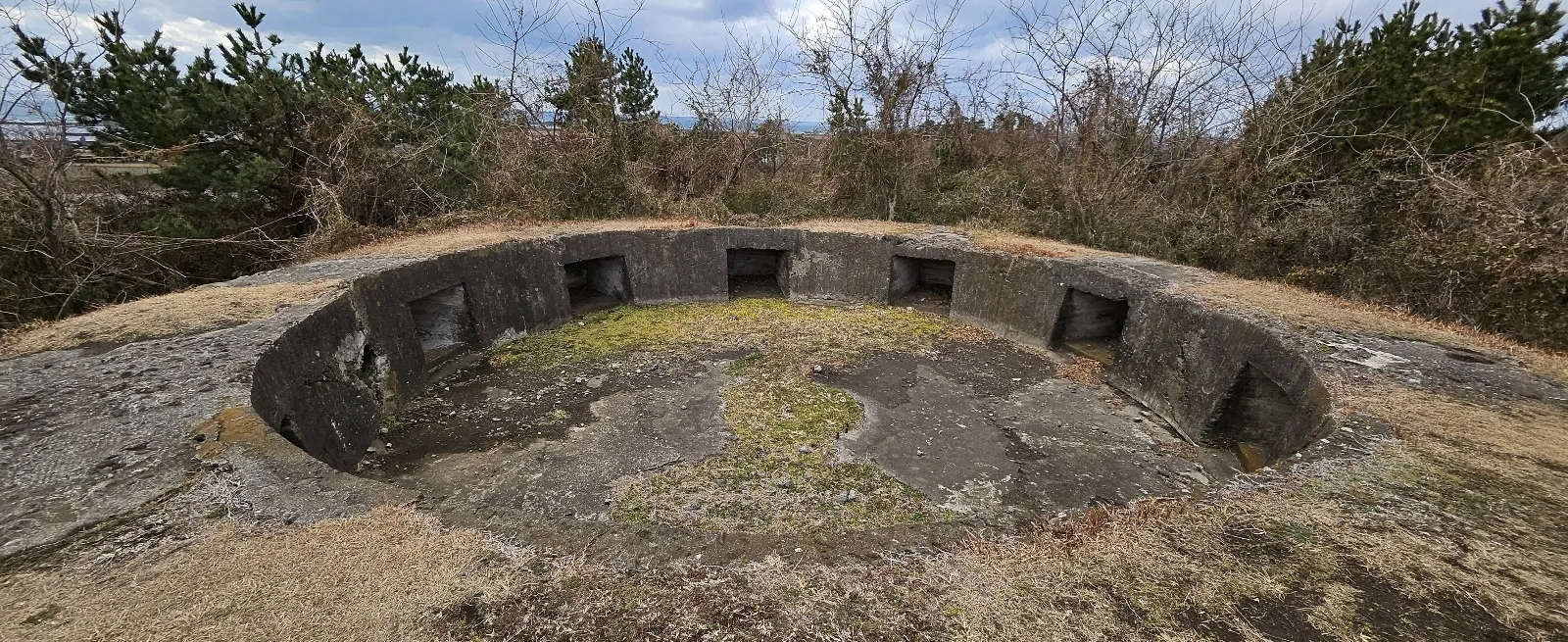 알뜨르 비행장 옆 제주 셋알오름에 있는 일제 고사포진지. 일본이 강점기 때 미국 공습에 대비하기 위해 만들었으며 올레길 10코스에 포함돼 있다.