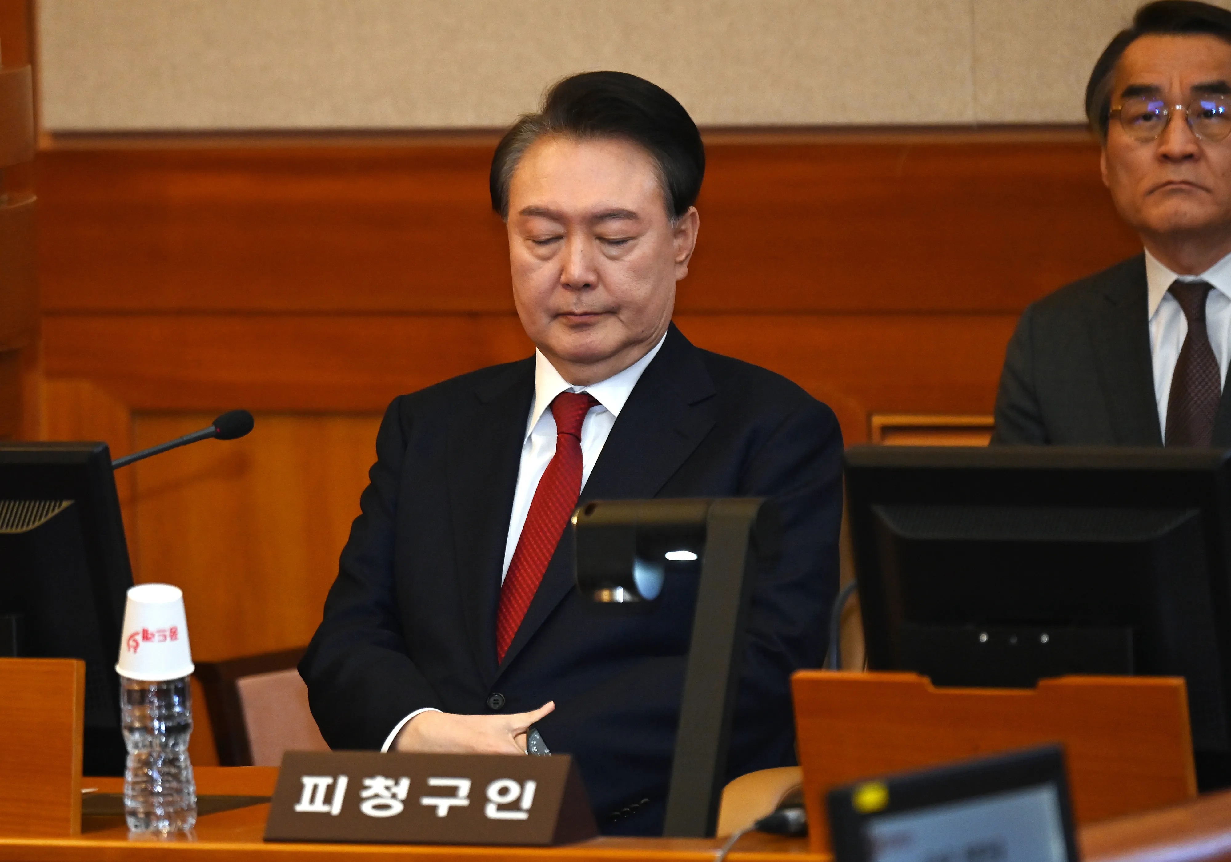 눈 감은 윤석열  윤석열 대통령이 6일 오전 서울 종로구 헌법재판소 대심판정에서 열린 탄핵심판 6차 변론기일에 출석, 눈을 감고 있다. 2025.2.6 사진공동취재단