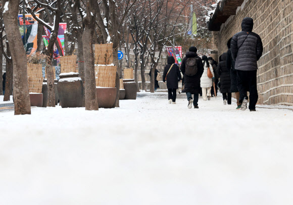 극심한 한파에 폭설까지 이어진 7일 오전 서울 시청역 인근에서 시민들이 두툼한 옷으로 중무장한 채 출근길을 재촉하고 있다. 2025.2.7. 연합뉴스