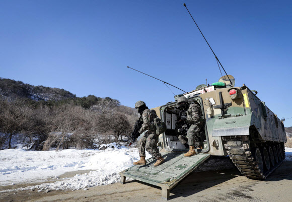 7일 강원 홍천군 작전 지역에서 진행한 혹한기 훈련에서 육군 11기동사단 장병들이 K-21 보병전투장갑차에서 내려 작전지역으로 향하고 있다. 사단은 체감온도가 영하 20도까지 떨어지는 추위 속에서도 훈련에 매진하며 ‘공세기질의 최정예 기동사단’으로서 전투 대비 태세를 확립했다. 2025.2.7. 육군 11기동사단 제공