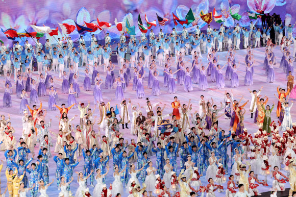 이어지는 동계 아시안게임 개막식 축하공연