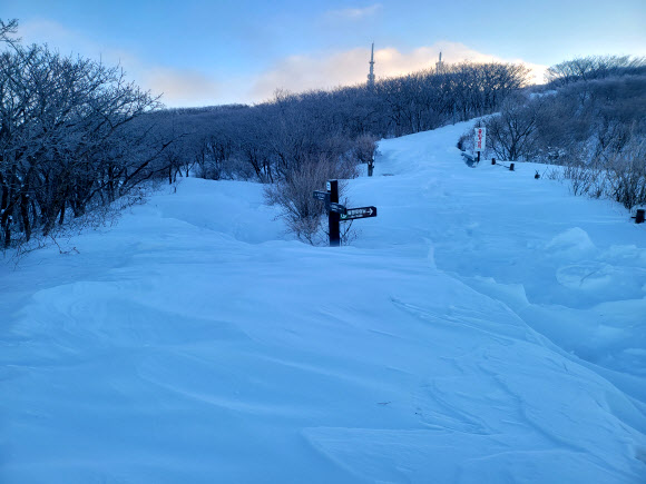 눈으로 가득 덮인 지리산 노고단 탐방로