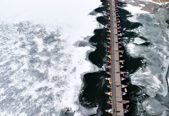 한파에 꽁꽁 언 배다리