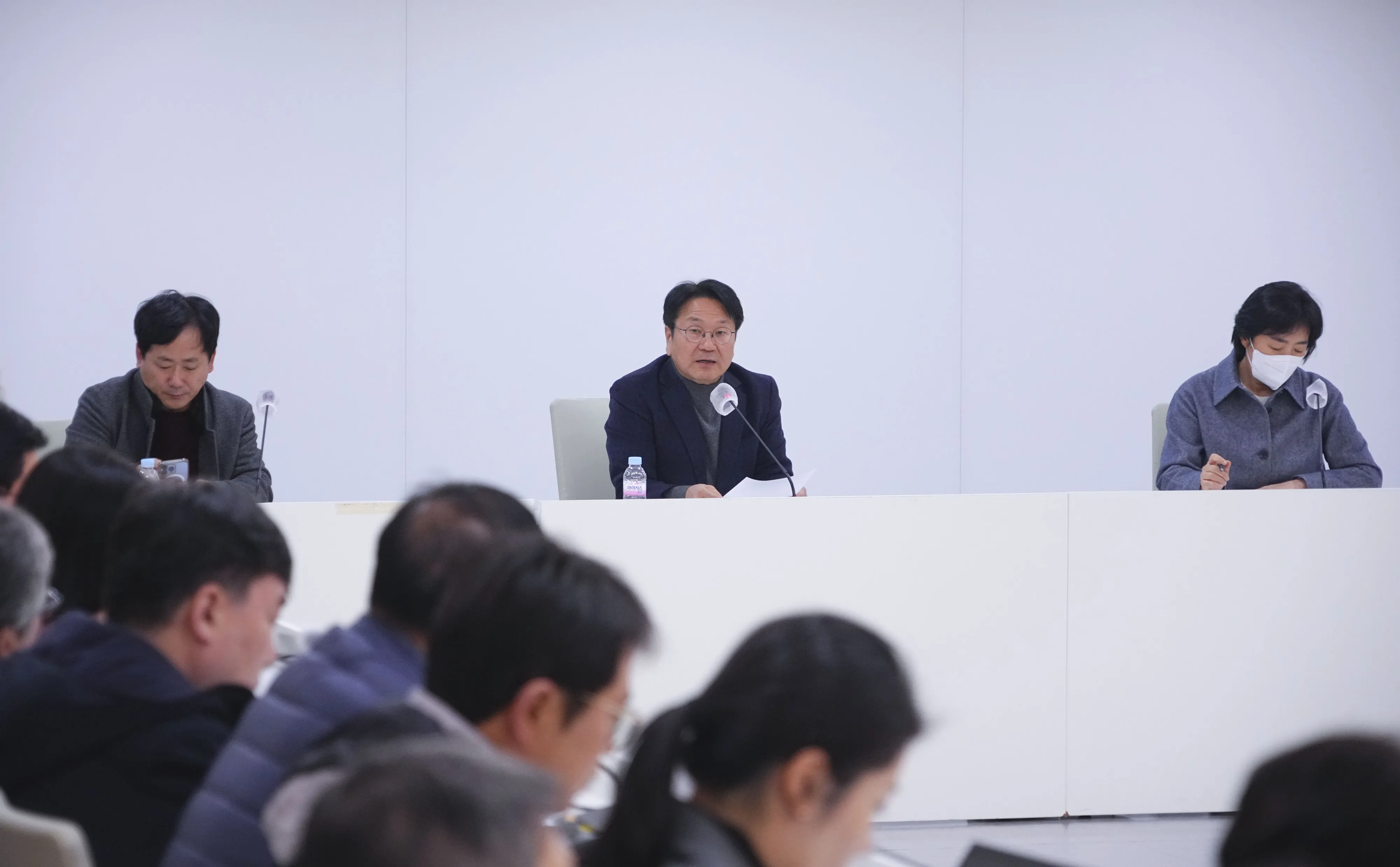 강 시장이 지난해 12월 4일 새벽 시청 중회의실에서 광주시의회, 광주 5개 자치구, 5·18단체, 광주지역 시민사회단체 및 종교단체 대표자들과 ‘광주 비상계엄 무효선언 연석회의’에 참석해 회의하고 있다. 
광주시 제공