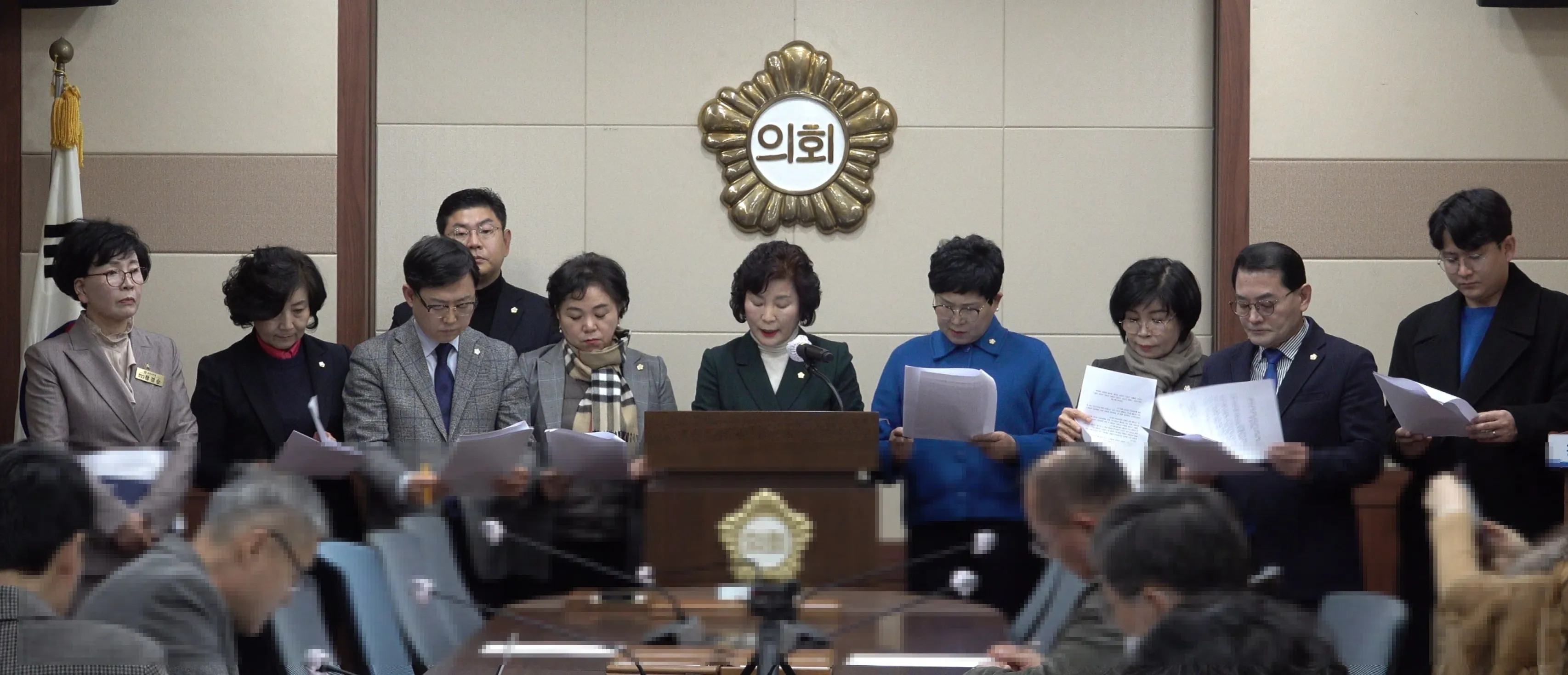 이영란 시의원 등 민주당 순천갑 소속 순천시의원 10여명이 지난 5일 순천시의회에서 기자회견을 열고 “전 시민을 대상으로 민생회복지원금을 지급해야 한다”고 촉구하고 있다.