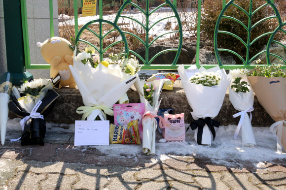 11일 오전, 초등생 1학년 여아가 살해당한 대전 서구 한 초등학교에 시민들이 두고 간 편지와 꽃, 과자, 인형 등이 놓여있다. 2025.2.11. 연합뉴스