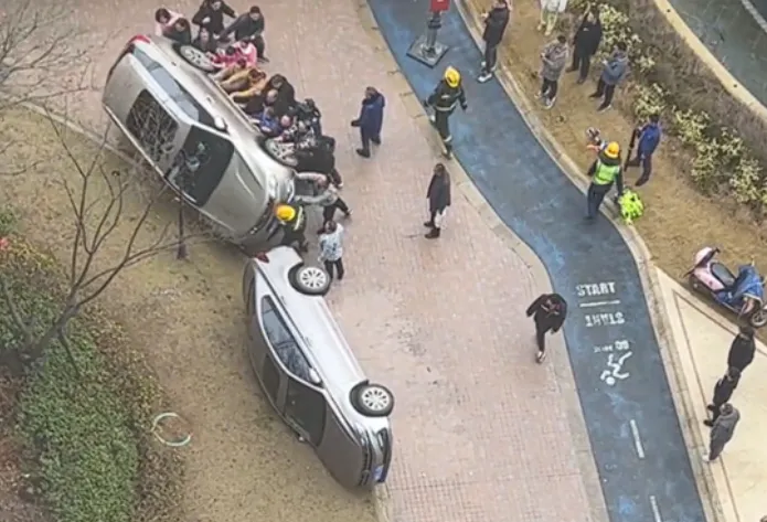 중국에서 한 아파트 화재 현장으로 향하던 소방차가 불법주차 차량에 막혀 진입하지 못하는 상황이 일어나자, 주민들이 직접 해당 차들을 밀어낸 사연이 전해졌다. 웨이보 캡처