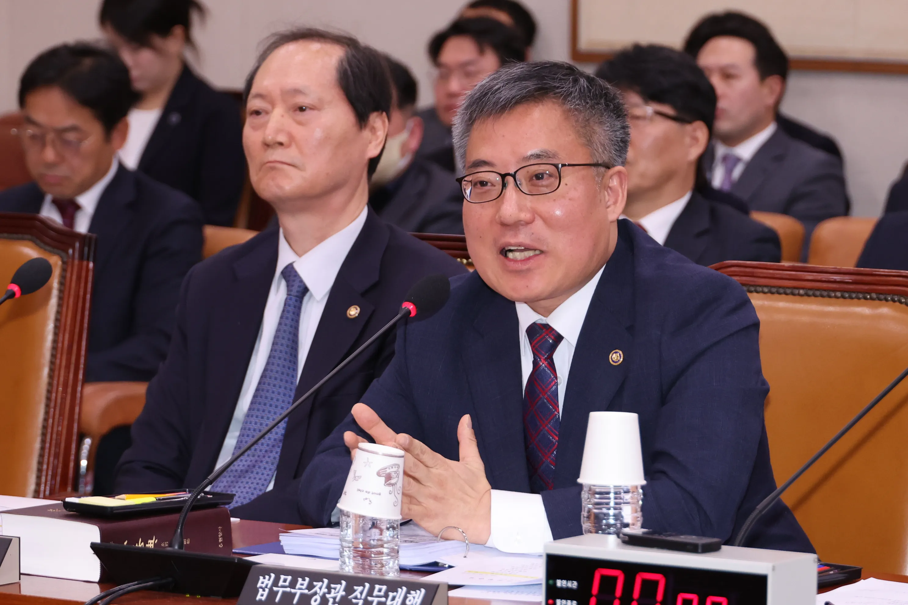 김석우 법무부 장관 직무대행이 12일 국회 법제사법위원회 전체회의에서 위원 질의에 답변하고 있다. 2025.2.12 연합뉴스