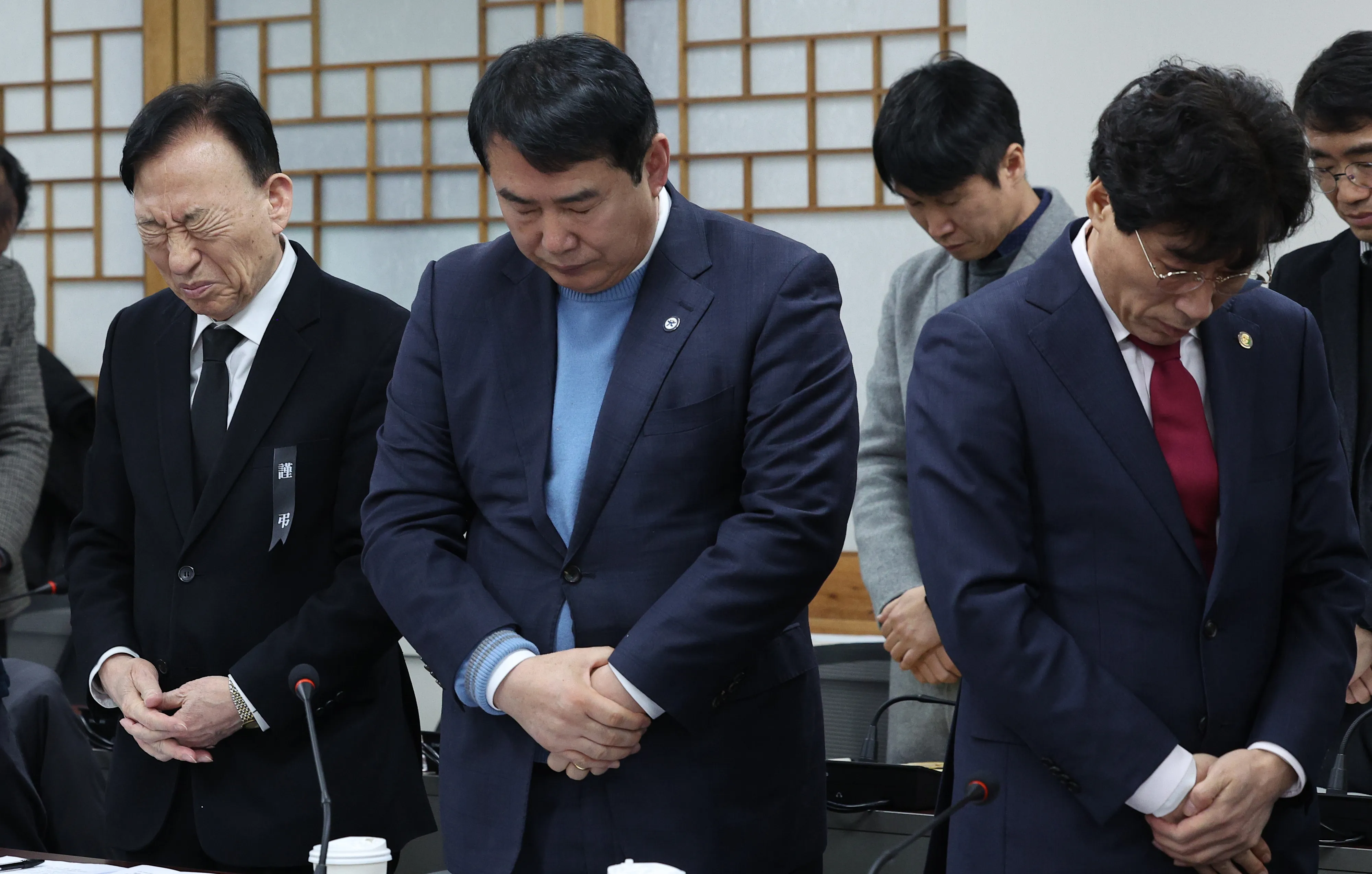 부총리-시·도교육감 간담회  12일 서울 종로구 정부서울청사에서 열린 학교 안전 강화를 위한 ‘부총리-시·도교육감 간담회’에서 설동호 대전시교육감(왼쪽) 등 참석 시·도교육감들이 대전 초등학생 피살 사건 희생자를 위한 묵념을 하고 있다. 2025.2.12 홍윤기 기자
