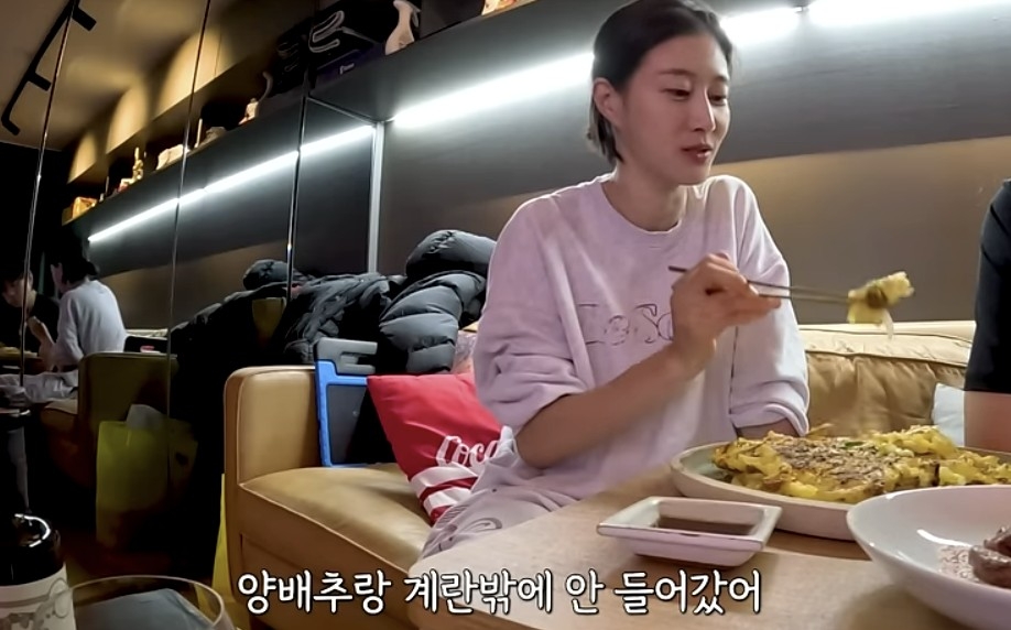 모델 겸 방송인 이현이가 남편과 양배추전을 먹고 있다. 유튜브 채널 ‘워킹맘이현이’ 캡처