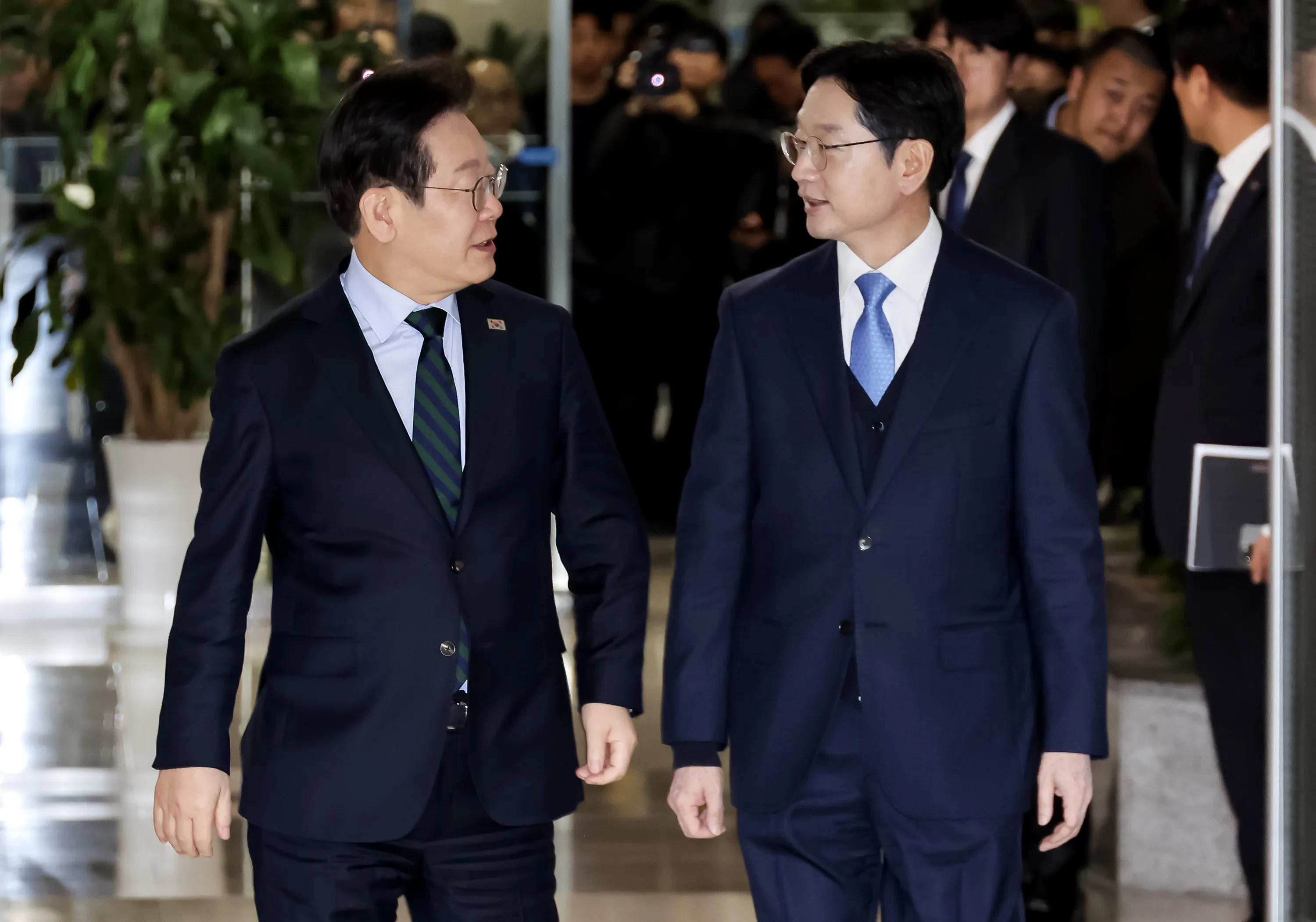 이재명 더불어민주당 대표가 13일 오후 국회에서 김경수 전 경남도지사와의 회동을 위해 입장하고 있다.2025.2.13.안주영 전문기자