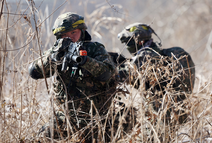 13일 오전 경기 파주시 무건리 과학화훈련장에서 열린 육군 제1보병사단 혹한기 전술훈련에서 필승대대 장병들이 작전지역으로 이동하고 있다. 2025.02.13. 뉴시스