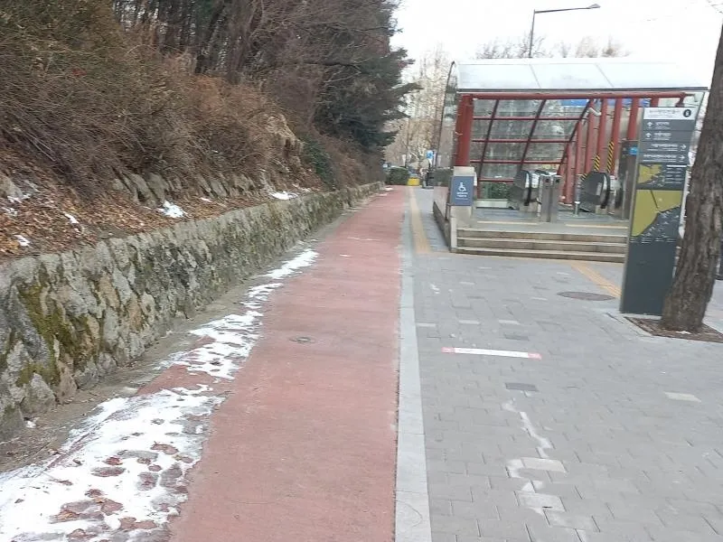 녹사평역 3번 출구 앞 정비 후 모습. 용산구 제공