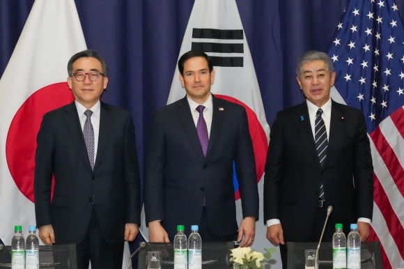 조태열(왼쪽) 외교부 장관이 15일(현지시간) 독일 뮌헨안보회의(MSC)에서 마코 루비오(가운데) 미국 국무장관, 이와야 다케시 일본 외무상과 함께 기념촬영을 하고 있다. 한미일 외교 수장은 이날 “유엔 안전보장이사회 결의에 따른 북한의 완전한 비핵화에 대한 확고한 의지를 재확인했다”고 밝혔다. 외교부 제공