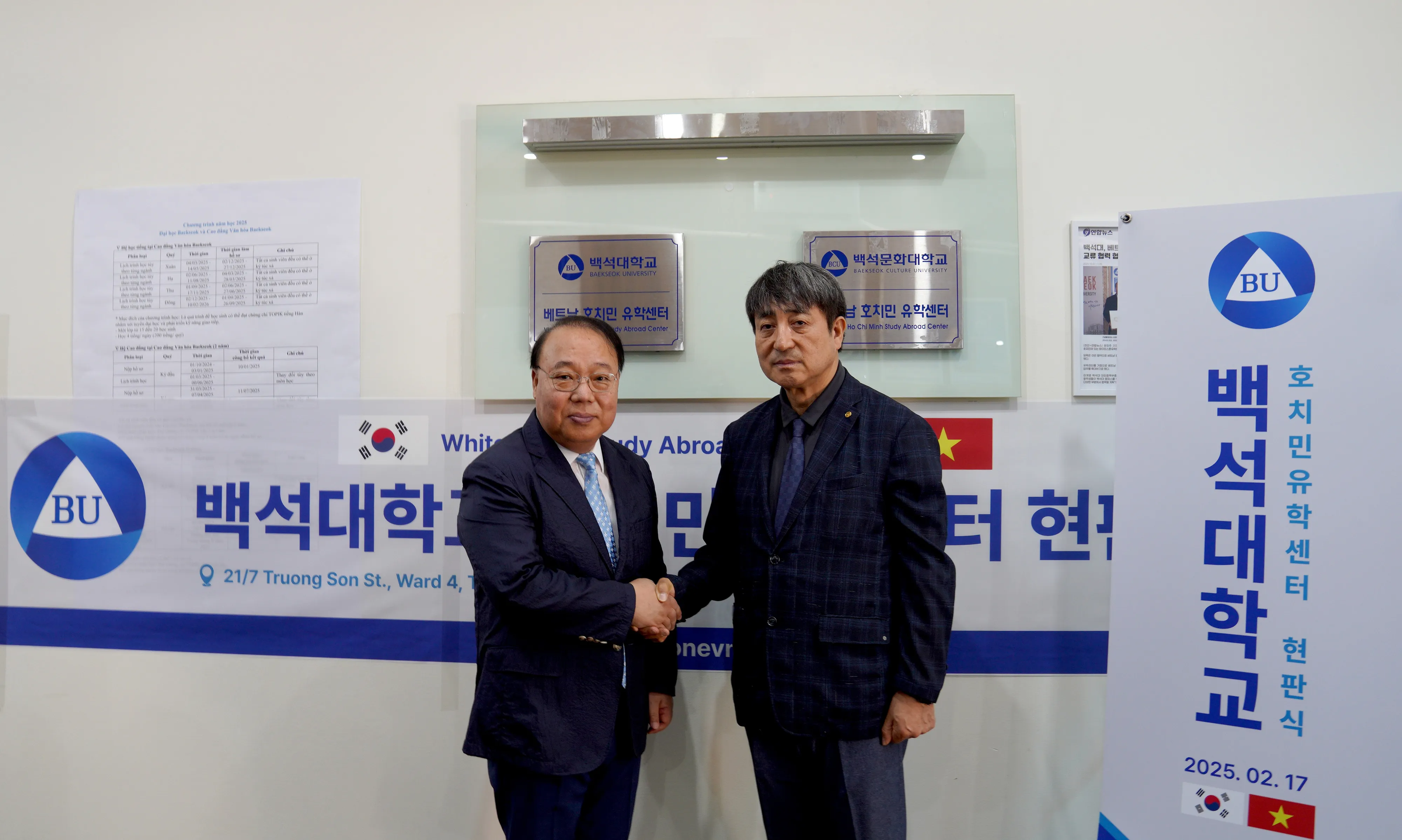 백석대 이계영 대외협력부총장(오른쪽)이 베트남 화이트스톤유학원 김병천 대표와 협약 체결 후 기념 촬영을 하고 있다.  백석대 제공