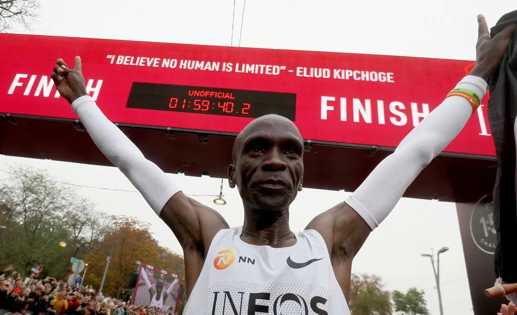 2019년 10월 12일 오스트리아 빈에서 열린 특별 이벤트에서 42.195km를 1시간 59분 40초만에 완주한 엘리우드 킵초게. 빈 AP 연합뉴스
