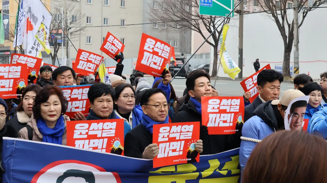 김문수 의원과 김진남 더불어민주당 순천(갑) 대변인,  이영란·서선란 순천시의원 등이 윤석열 파면을 촉구하는 제1회 순천시민대행진에 참석해 구호를 외치고 있다.