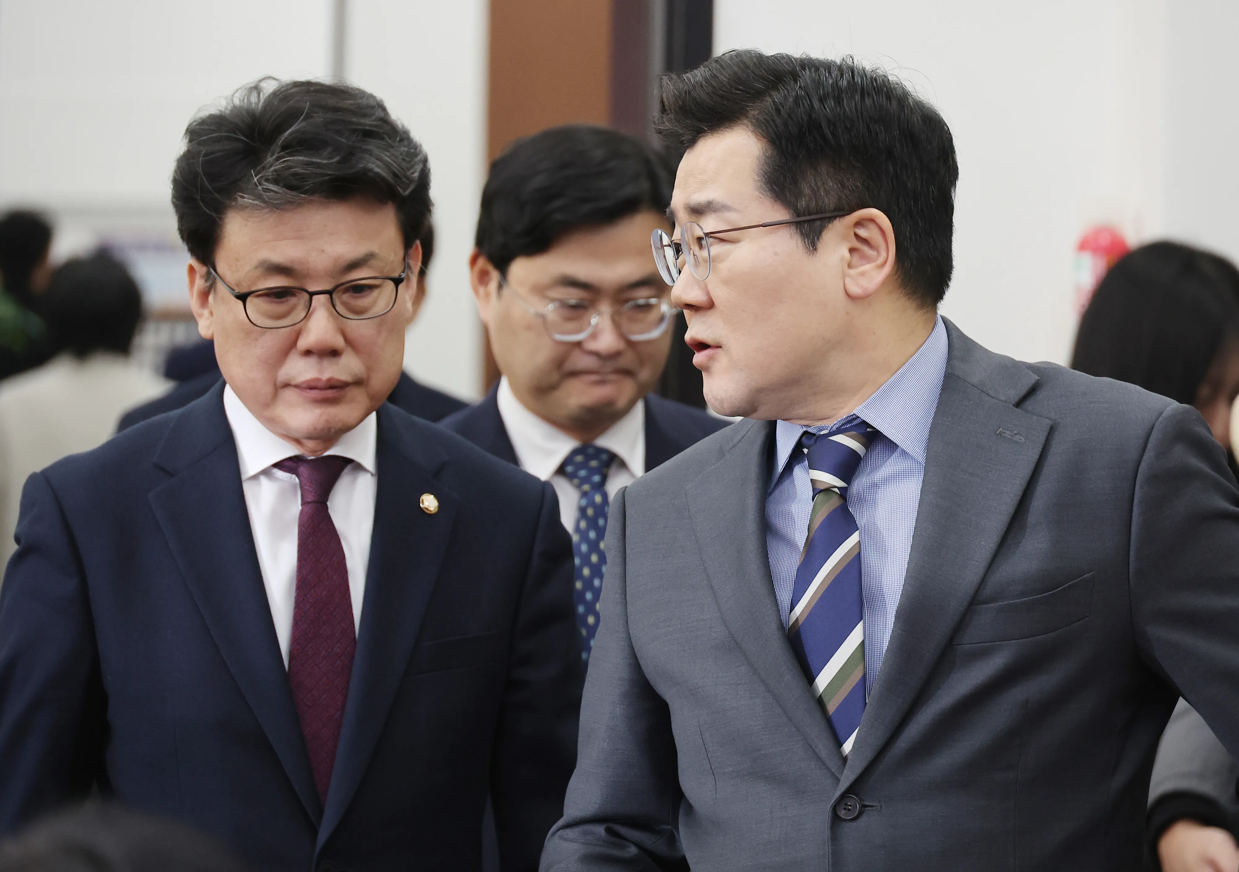 박찬대 원내대표와 진성준 정책위의장  박찬대(오른쪽) 더불어민주당 원내대표, 진성준(왼쪽) 정책위 의장이 18일 국회에서 열린 원내대책회의에 참석하고 있다. 2025.2.18