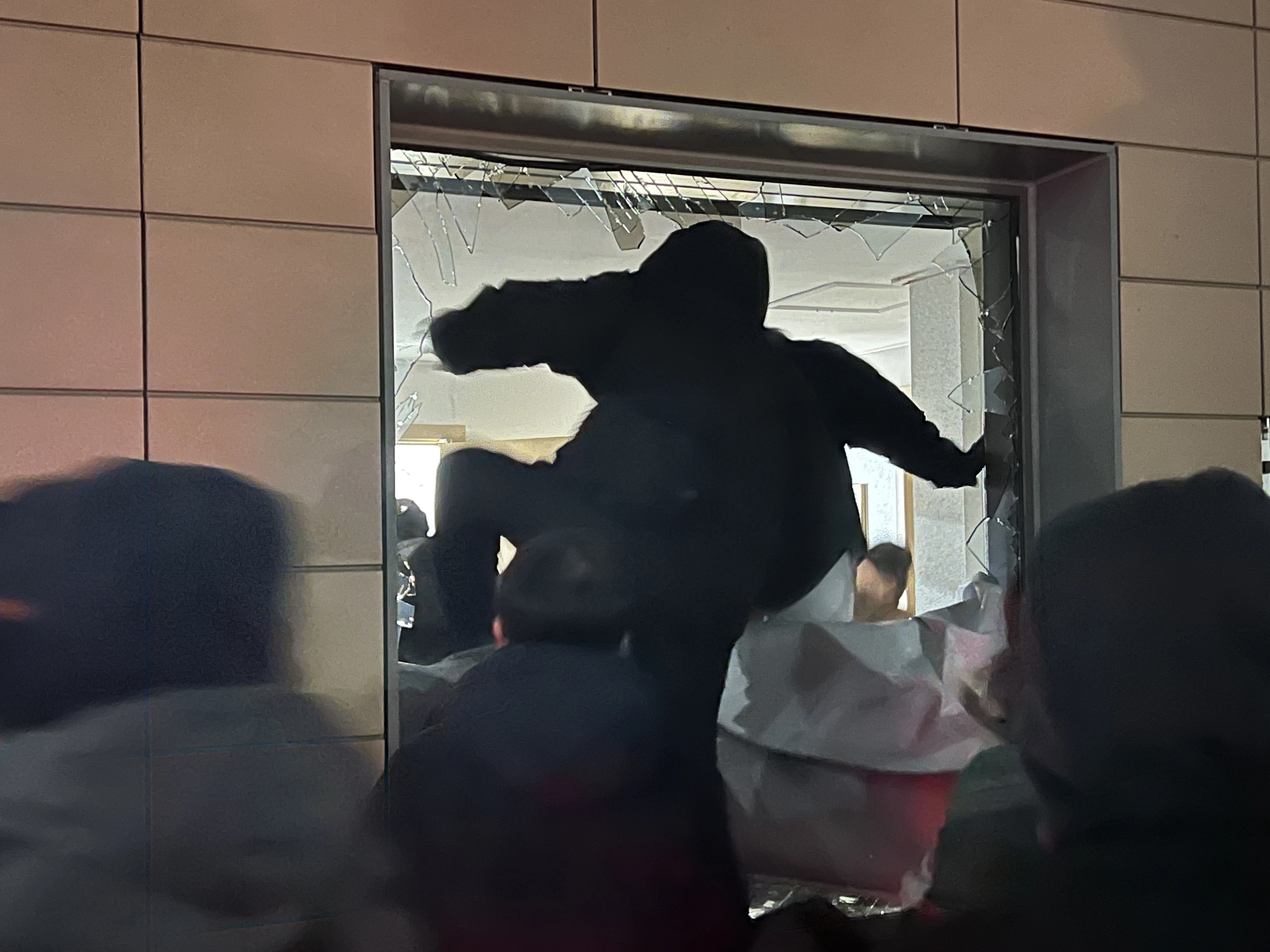 유리창 깨고 서부지법 진입하는 윤 대통령 지지자들  19일 새벽 윤석열 대통령에 대한 구속영장이 발부되자 서울 서부지법에 지지자들이 진입해 난동을 부리고 있다. 2025.1.19/뉴스1