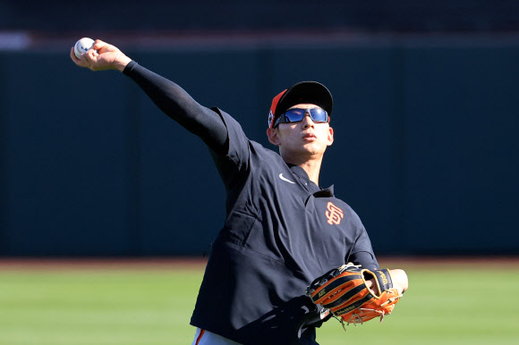 미국프로야구 메이저리그(MLB) 두 번째 시즌을 준비하는 샌프란시스코 자이언츠 외야수 이정후가 18일(현지시간) 자이언츠 스프링캠프가 열리고 있는 미국 애리조나주 스코츠데일 스타디움에서 캐치볼하고 있다. 2025.2.16 연합뉴스