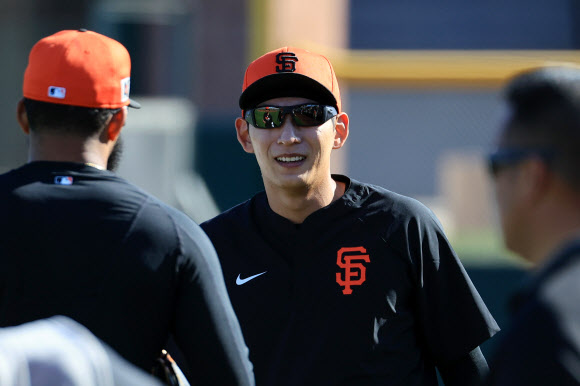 미국프로야구 메이저리그(MLB) 두 번째 시즌을 준비하는 샌프란시스코 자이언츠 외야수 이정후가 18일(현지시간) 자이언츠 스프링캠프가 열리고 있는 미국 애리조나주 스코츠데일 스타디움에서 훈련을 위해 이동하고 있다. 2025.2.19 연합뉴스