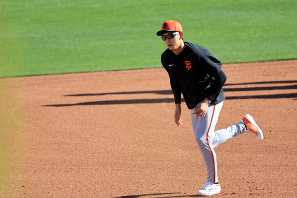 미국프로야구 메이저리그(MLB) 두 번째 시즌을 준비하는 샌프란시스코 자이언츠 외야수 이정후가 18일(현지시간) 자이언츠 스프링캠프가 열리고 있는 미국 애리조나주 스코츠데일 스타디움에서 훈련하고 있다. 2025.2.19 연합뉴스
