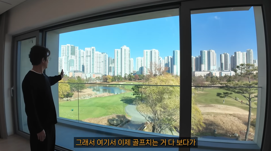 인천 송도의 유명 골프장 안에 지은 최고급 단독주택을 소개하는 정준호. 유튜브 채널 ‘뚜벅이 부동산’ 캡처