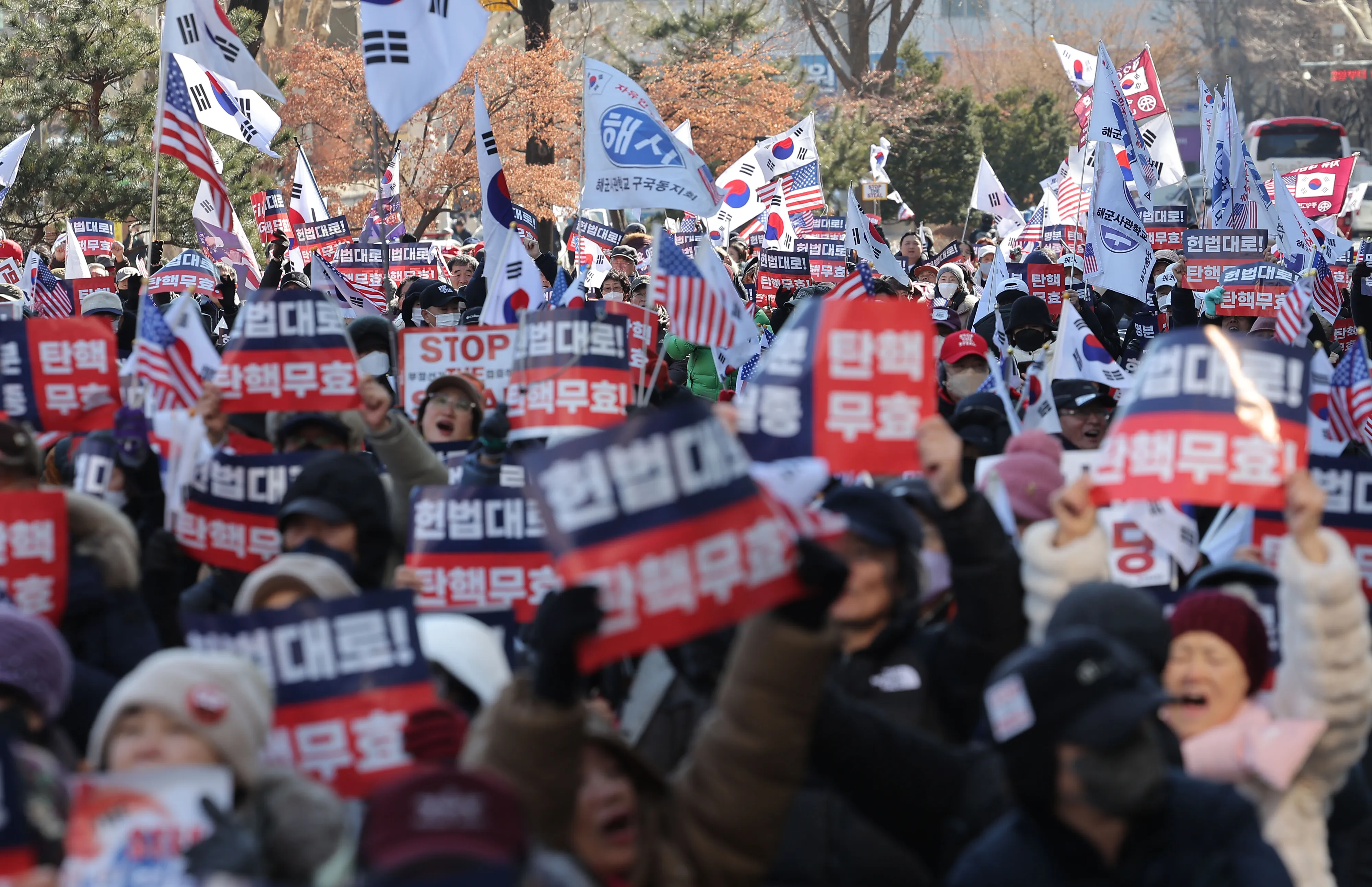 20일 윤석열 대통령 탄핵 심판 10차 변론기일이 열리는 서울 종로구 헌법재판소 인근에서 윤 대통령의 지지자들이 탄핵 반대 집회를 열고 있다. 2025.2.20 연합뉴스