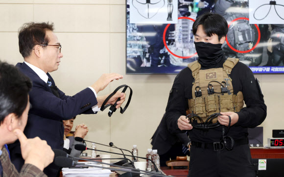 20일 서울 여의도 국회에서 열린 국방위원회 전체회의에서 더불어민주당 박선원 의원이 707 특임부대가 휴대한 케이블타이에 관해 질의하고 있다. 2025.2.20. 연합뉴스