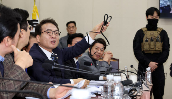 20일 서울 여의도 국회에서 열린 국방위원회 전체회의에서 더불어민주당 박선원 의원이 707 특임부대가 휴대한 케이블타이에 관해 질의하고 있다. 2025.2.20. 연합뉴스