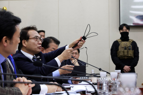 20일 서울 여의도 국회에서 열린 국방위원회 전체회의에 더불어민주당 박선원 의원이 케이블타이 수갑과 관련해 질의하고 있다. 2025.2.20. 연합뉴스