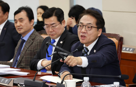 20일 서울 여의도 국회에서 열린 국방위원회 전체회의에서 더불어민주당 박선원 의원이 707 특임부대가 휴대한 케이블타이에 관해 질의하고 있다. 2025.2.20. 연합뉴스