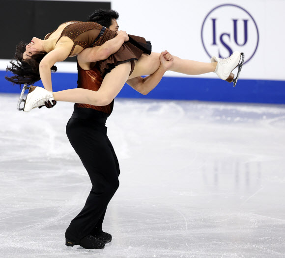 피겨스케이팅 임해나와 권예가 20일 서울 서울 목동아이스링크에서 열린 2025 ISU(국제빙상경기연맹) 사대륙 피겨스케이팅 선수권 대회 아이스댄스에서 연기를 펼치고 있다. 2025.2.20. 연합뉴스
